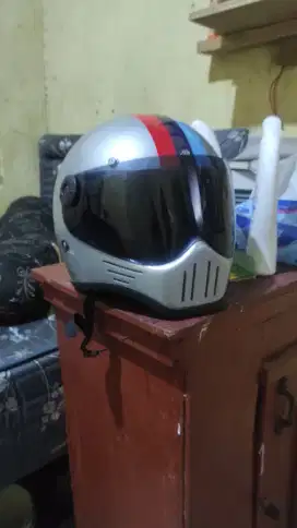 Helm Cakil warna silver bmw