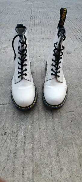 Sepatu boots dr martens 1460 white size 43 like new