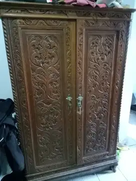 Lemari Baju Ukiran dua pintu kayu jati buatan 1970 an