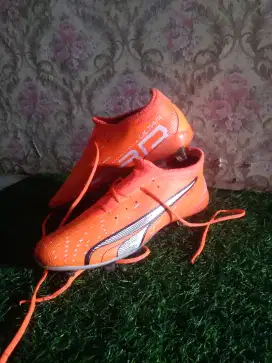 Sepatu soccer puma size 42 minat wa aja