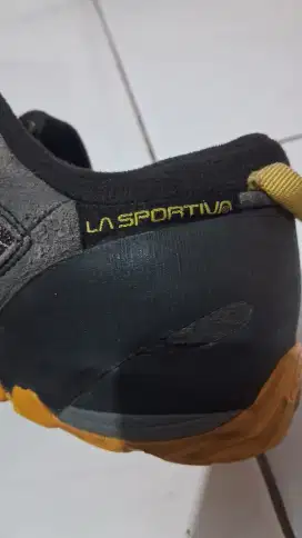 LA SPORTIVA SEPATU HIKING / CLIMBING SIZE 40