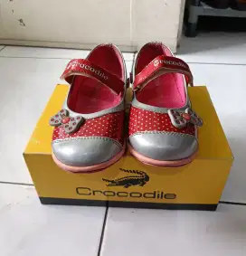 Sepatu anak merek Crocodile