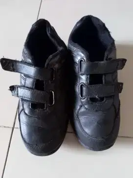 Sepatu anak warna hitam buat sekolah