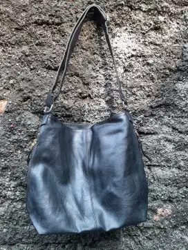 Tas selempang wanita warna hitam