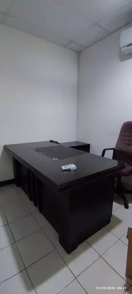 Meja kerja kayu dan kursi kantor