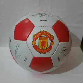 Limited Edition: Bola Sepak Manchester United Bertanda tangan