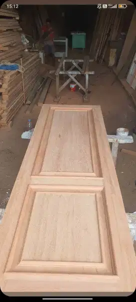 Daun pintu minimalis bermotif panel