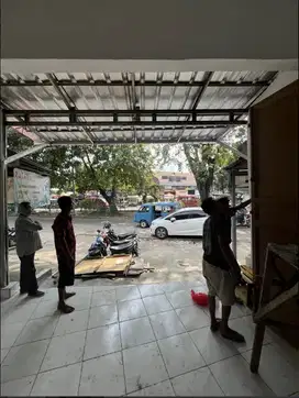 Disewakan Ruko Depan Pasar Agung Depok 2 Tengah samping toko hendra