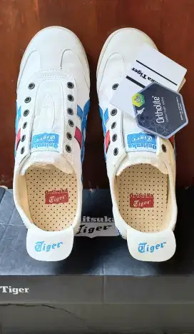Sepatu onitsuka slip on