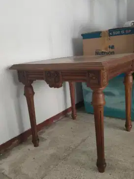 Meja kayu solid kecil