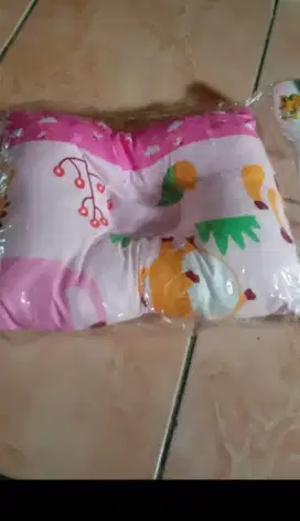 Bantal tidur bayi