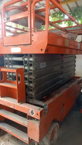 Di jual scissor lift merk dingli ( rusak )
