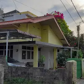 Disewakan Rumah Mewah dan strategis di tengah Kota padang