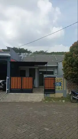 TURUN HARGA..Rumah FULL RENOV depan lapangan cluster