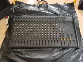 Mixer peavey unity 2000 16 chanel made in usa