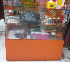 Etalase lemari kaca