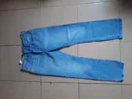 Celana jeans wanita merk Levi's