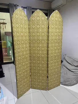 Partisi ruang brand informa