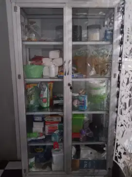 Lemari pajangan/ etalase