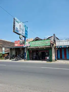 Toko  1½lantai dipinggir jalan utama Gentan.. depan pasar raya Gentan.