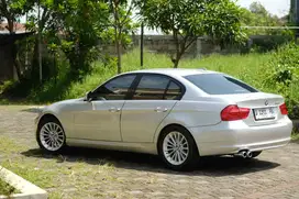 BMW 320i 2011 Bensin