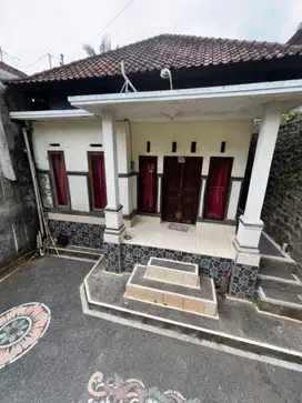 Disewakan rumah lokasi strategis