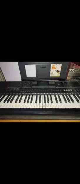 YAMAHA PSR EW 400