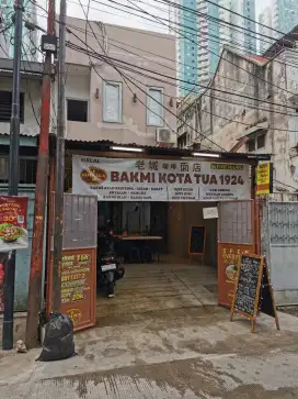 Karyawan Restoran Bakmi dan Kopi