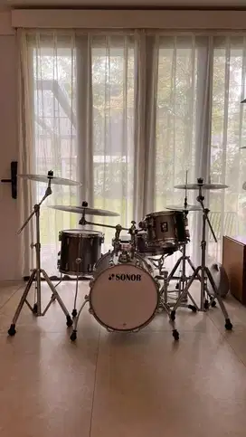 FS Drum Sonor AQ2 termasuk: hardware DT2000, cymbal Centent whisper
