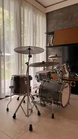 FS Drum Sonor AQ2 termasuk: hardware DT2000, cymbal Centent whisper