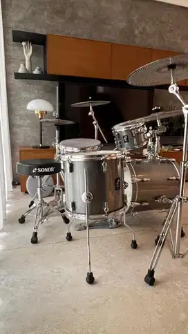 FS Drum Sonor AQ2 termasuk: hardware DT2000, cymbal Centent whisper