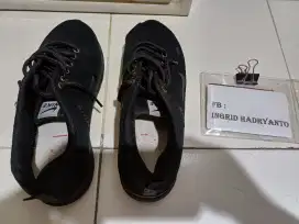 Sepatu Hitam Naiki