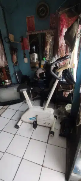 SEPEDA STATIS FITNES GYM WEIDER MINUS