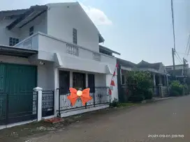 Rumah Hoek Dilalui Angkot Dekat Stasiun di Taman Cimanggu