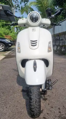 Vespa GTS Putih Terawat Low KM