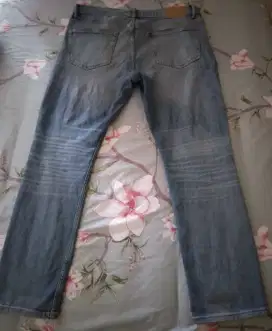 Di jual celana Jeans merk : H & M ( merk dari Swedia) uk :34