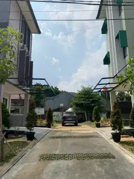 Dijual Rumah Mewah 2 Lt, akses Tol, KRL, MRT