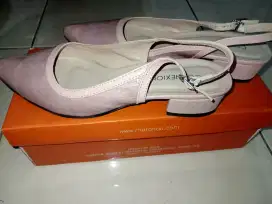 Sepatu sandal connexion