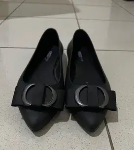Sepatu hitam Payless