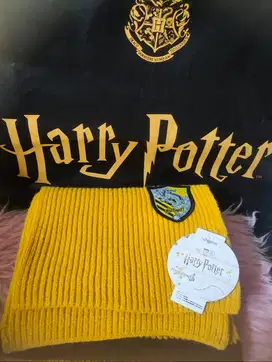 Syal Hufflepuff, original 100% dari store Miniso, kondisi Baru (BNWT)