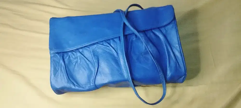 Tas Sling Kulit warna Biru atau tas pesta