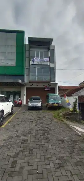 Ruko bangunan Baru 3 lantai, hadap selatan, parkir luas,Bandung