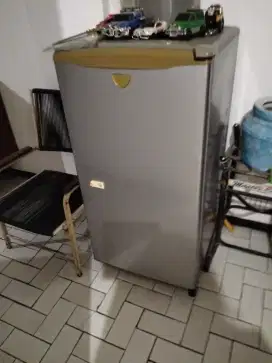 Jual lemari es 1 pintu mulus merk Toshiba
