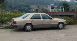 Mercedes Benz W124 300E 1989 A/T matic Two-tone