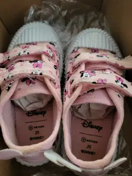 Sepatu anak Disney