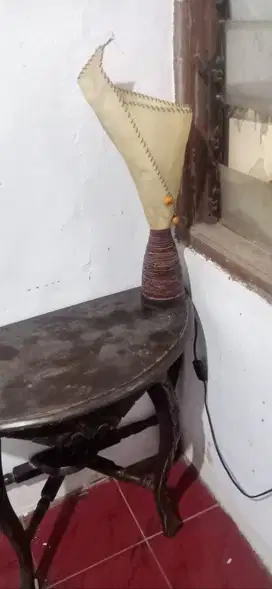 Dijual aja  lampu sudut jadoel antik .