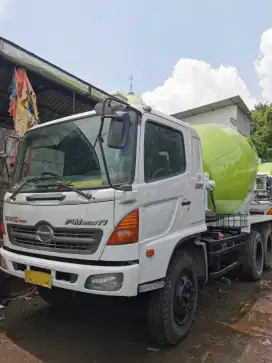 Truck mixer Hino lohan tahun 2010