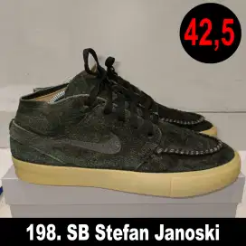 Koleksi Sepatu sneakers Nike SB Stefan Janoski
