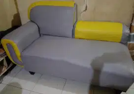 Sofa minimalis warna kuning abu-abu