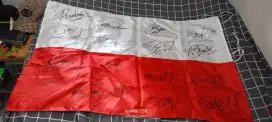 Bendera Indonesia bertandatangan